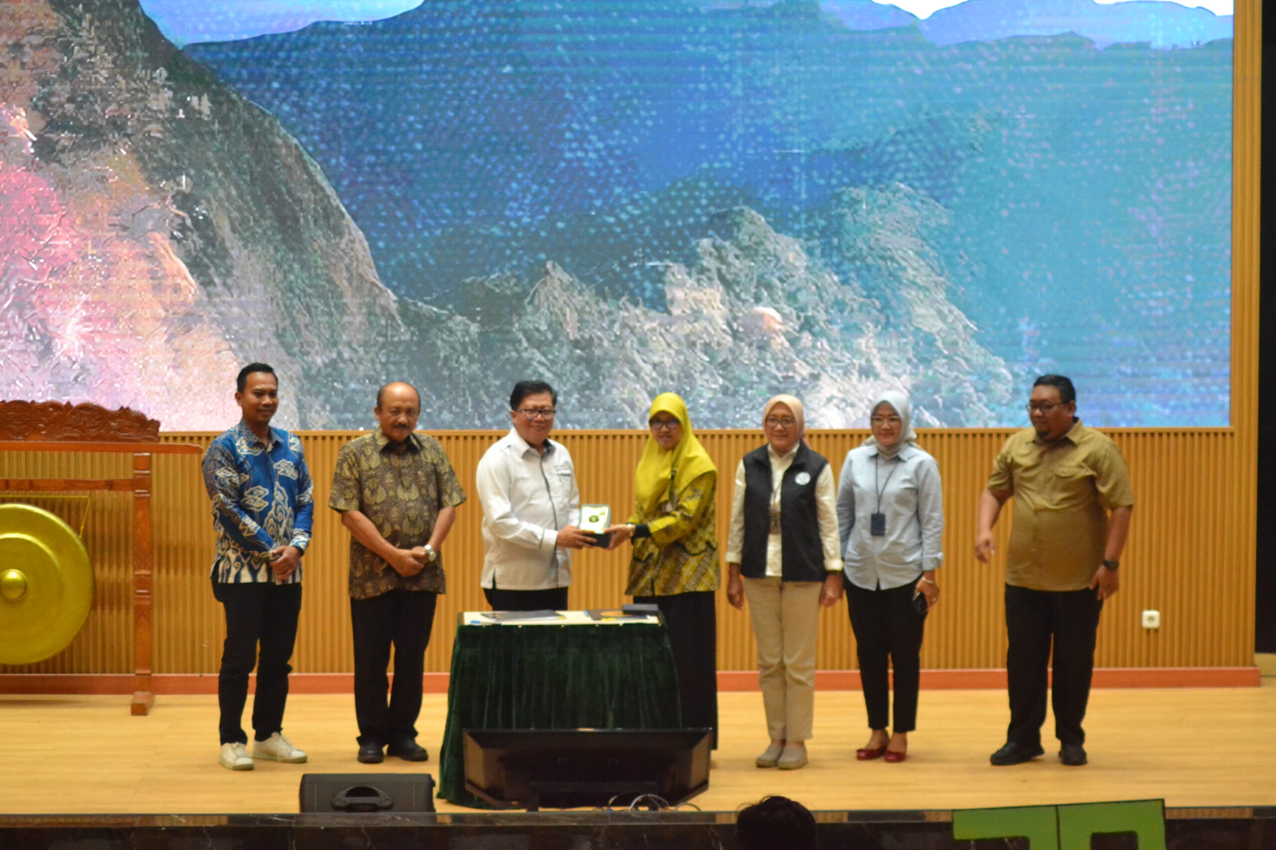 Perjanjian Kerja Sama Fakultas Kehutanan IPB University bersama BP2SDM